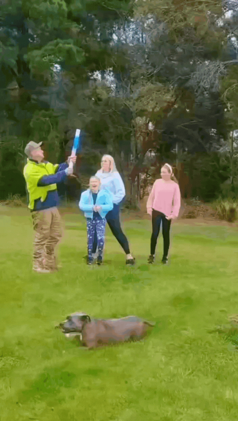 60cm Jumbo "It's a Boy!" Gender Reveal Party Popper Cannon β Extra Large Blue Smoke, Powder & Confetti Explosion for Baby Boy Reveal